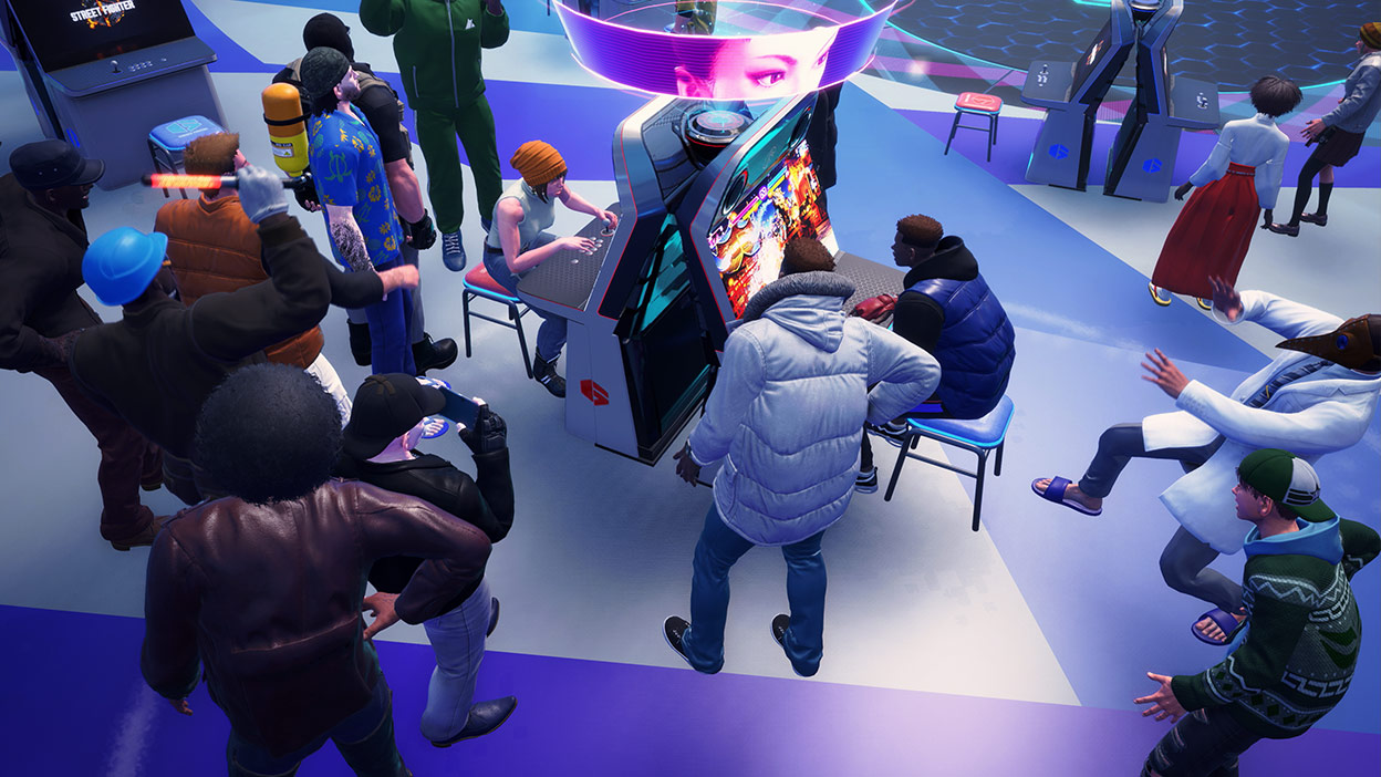 Twee spelers staan tegenover elkaar op Street Fighter-arcademachines terwijl een menigte zich om hen heen verzamelt. 