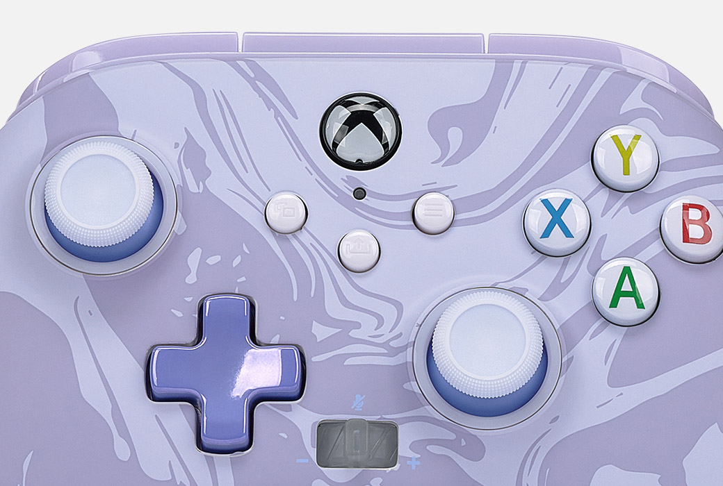 En närbild på knapparna på framsidan av Purple Swirl-handkontrollen