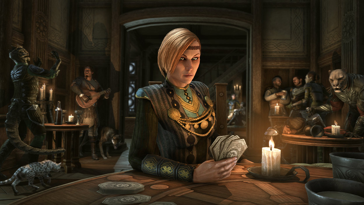 Numa taverna à luz de velas, uma patrona segura uma mão de cartas de Tales of Tribute com um ar ameaçador 