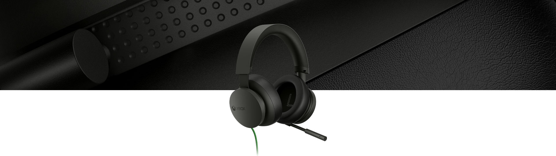 Cascos estéreo de Xbox con un primer plano de los cascos en el fondo