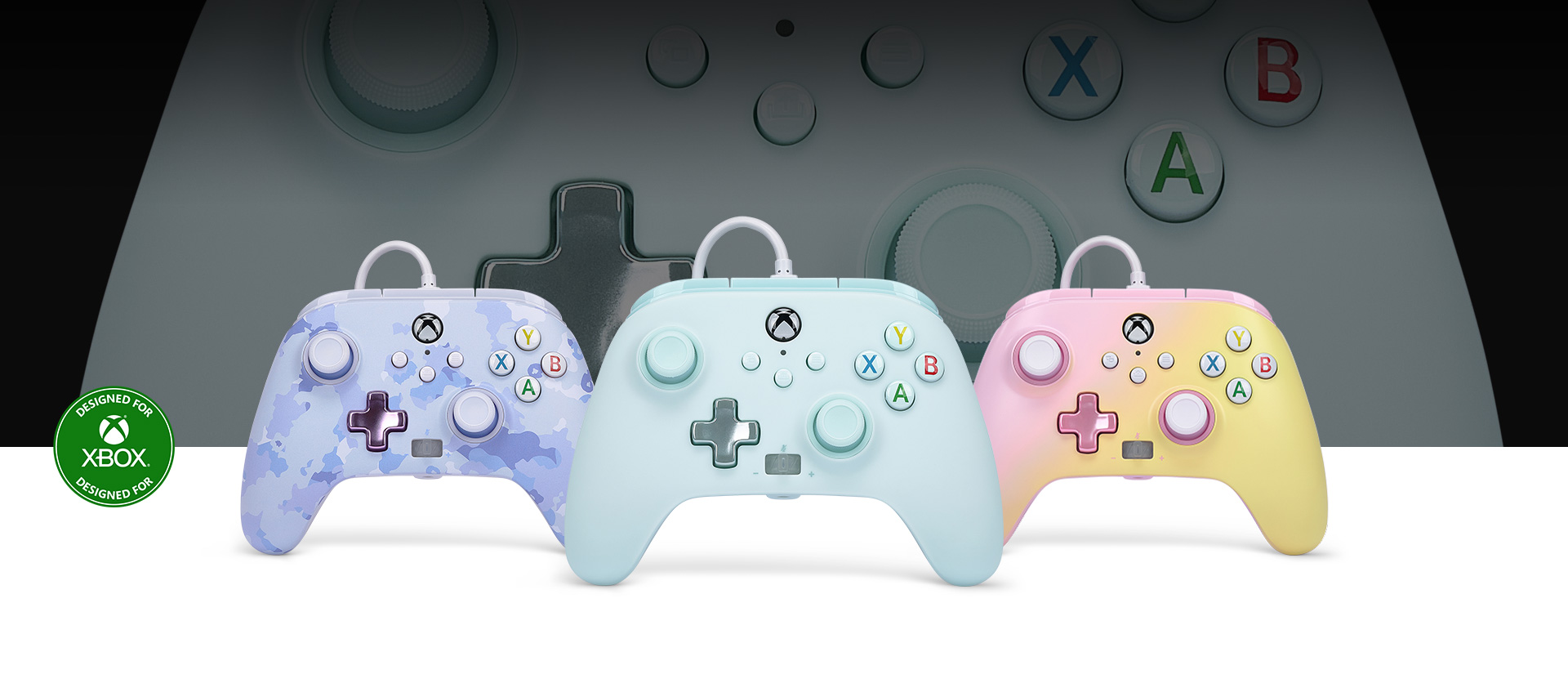 Logo Conçu pour Xbox, manette bleu barbe à papa à l’avant de manettes camouflage violet et rose limonade à côté