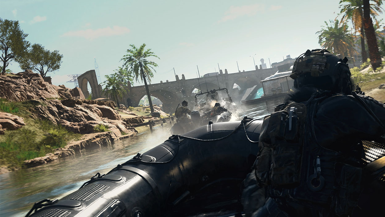Bir grup Operatör, bir çift Sert Şişme Botla şehir içindeki bir nehirde dikkatle ilerliyor.