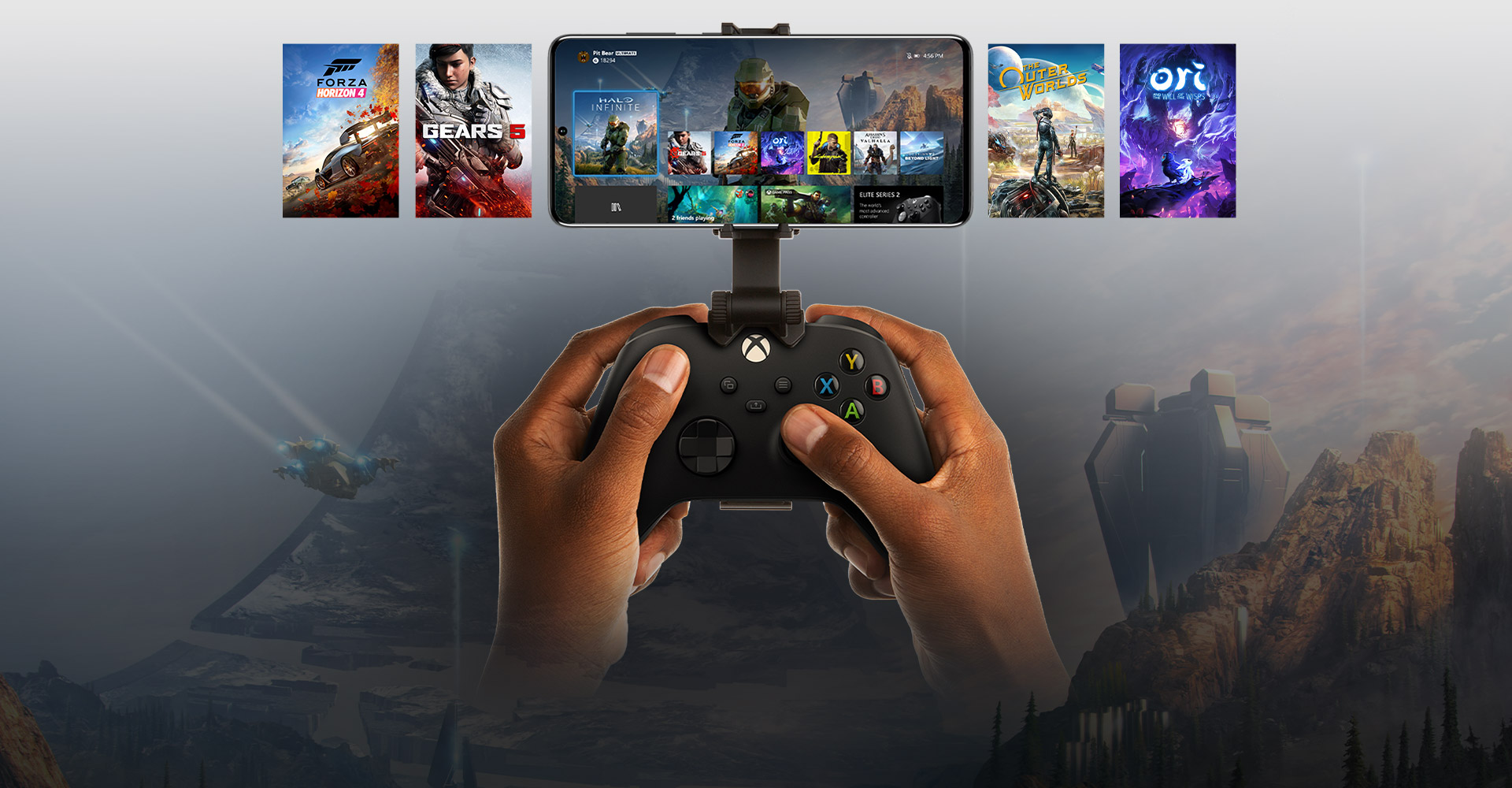 Mobilní zařízení připnuté k ovladači pro Xbox a zobrazující nabídku titulů pro hraní. Svět Halo Infinite se rozpíná za hranice telefonu.