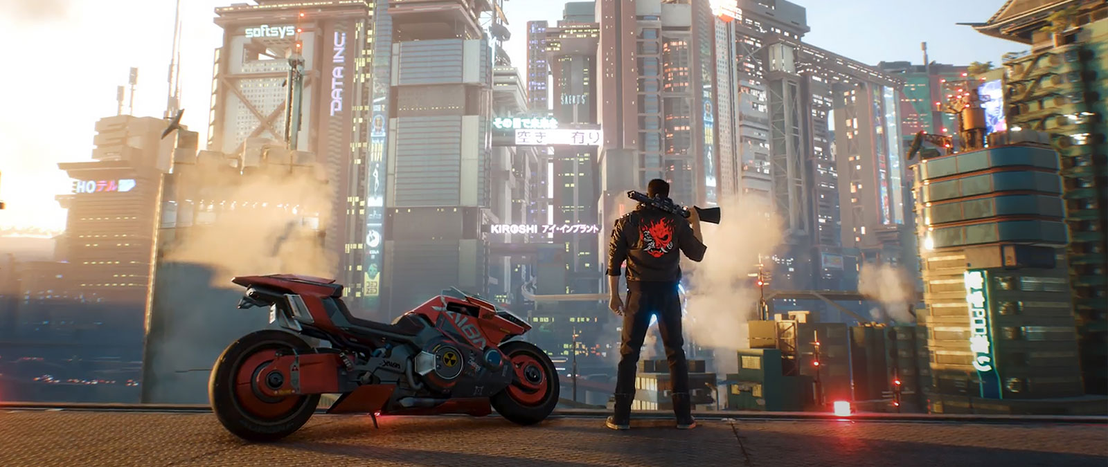V se uită la Night City cu o pușcă pe umăr în timp ce stă lângă o motocicletă