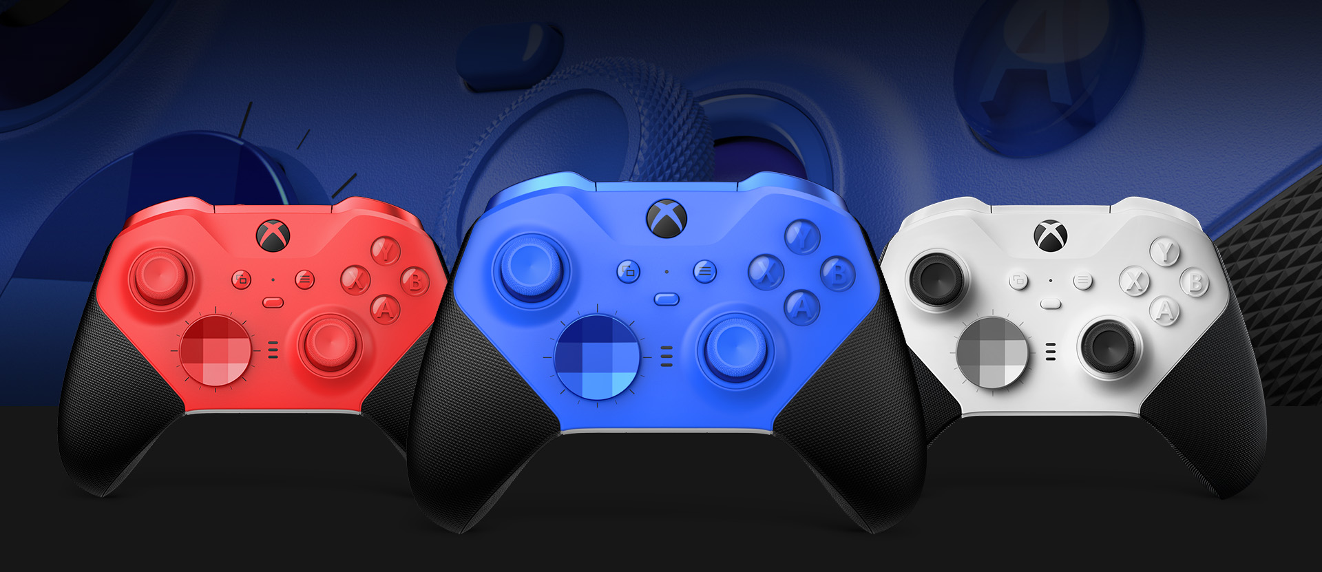다른 색 옵션이 옆에 표시된 Xbox Elite 무선 컨트롤러 Series 2 - 코어(파랑)를 앞에서 본 모습. 배경에는 클로즈업된 컨트롤러 엄지스틱과 텍스처형 그립이 보입니다.