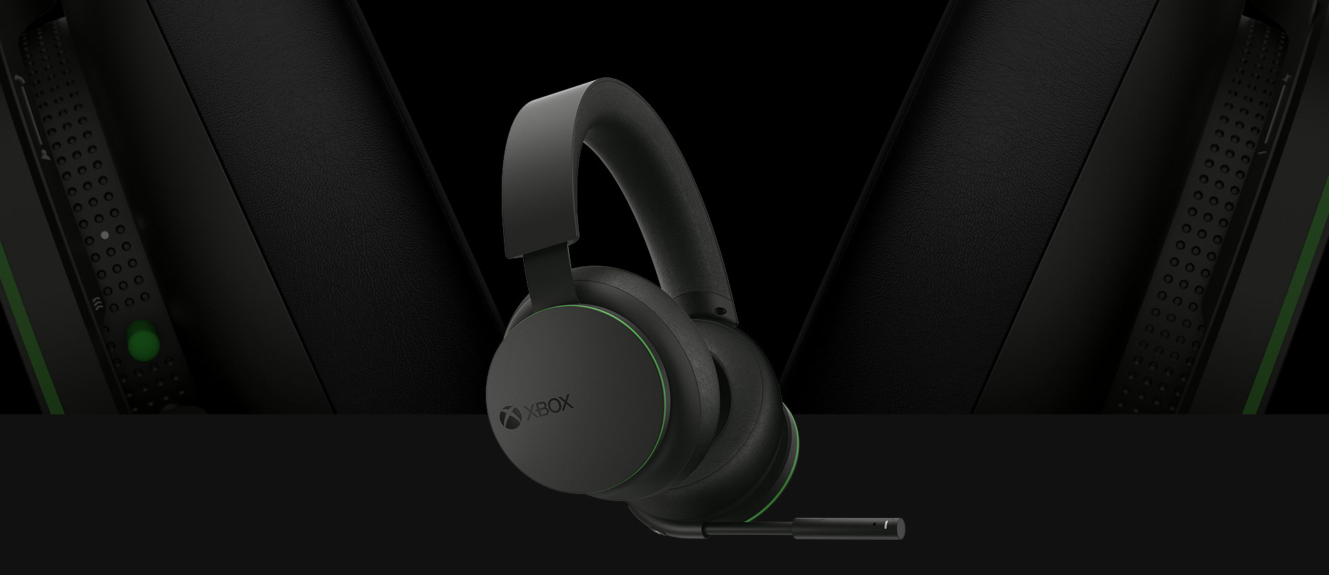 Vista frontal en ángulo de los Cascos inalámbricos Xbox. Se muestra una vista detallada más grande de los auriculares detrás de los cascos.