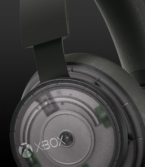 Közeli kép a jobb oldali fülpárnáról a 20th Anniversary Special Edition kiadású Xbox sztereó headset hangerőszabályzó tárcsájával