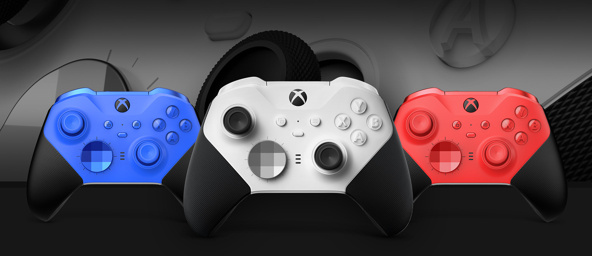 다른 색 옵션이 옆에 표시된 Xbox Elite 무선 컨트롤러 Series 2 - 코어(흰색)를 앞에서 본 모습. 배경에는 클로즈업된 컨트롤러 엄지스틱과 텍스처형 그립이 보입니다.