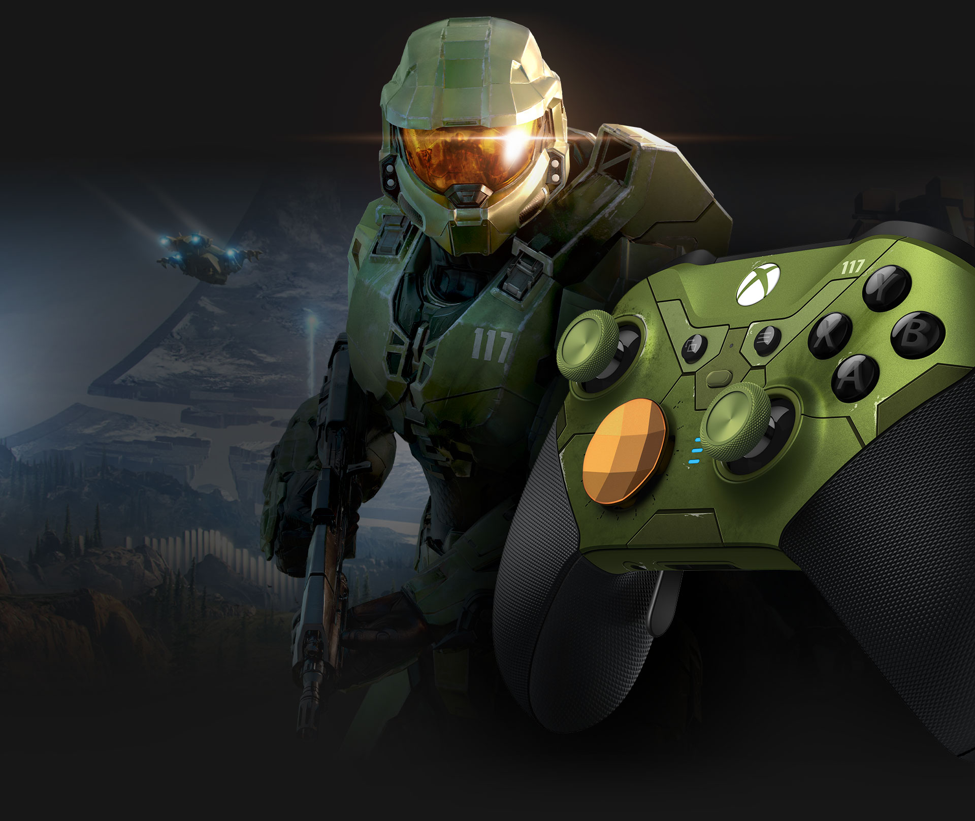 Pohled pod úhlem zleva na bezdrátový ovladač Xbox Elite Series 2 Halo Infinite s Master Chiefem