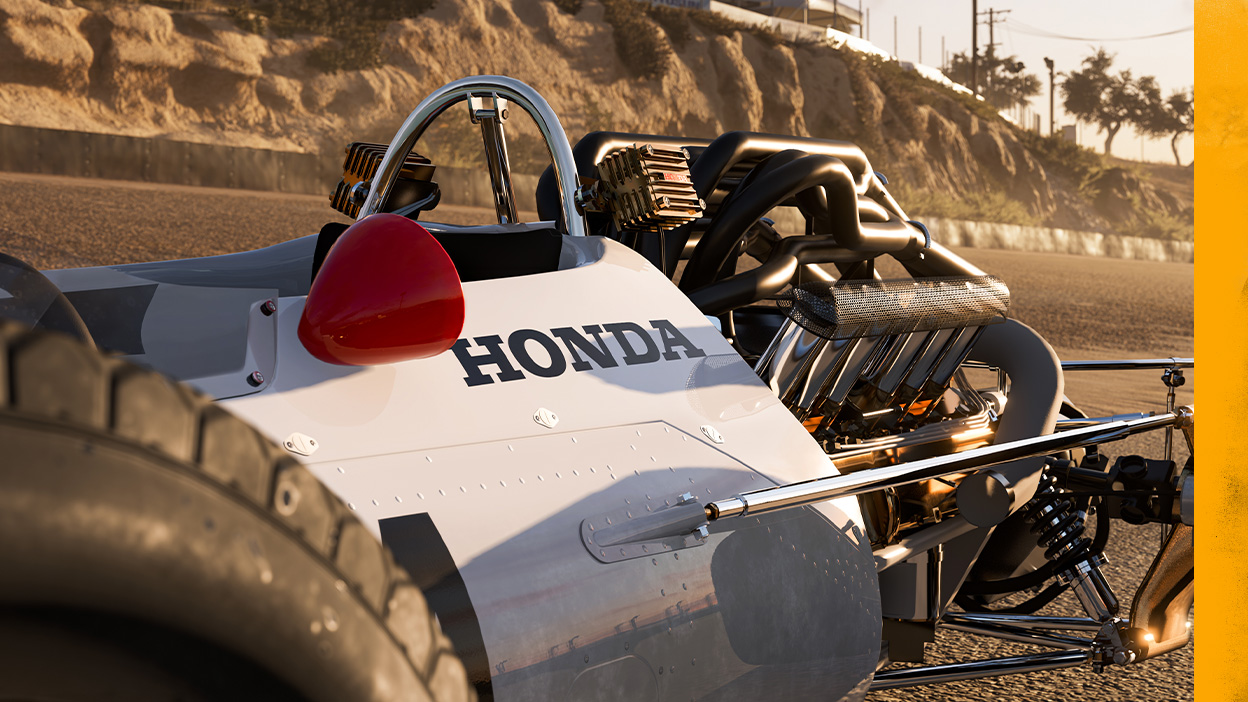 Ένα αγωνιστικό αυτοκίνητο Honda με ανοιχτό κινητήρα.