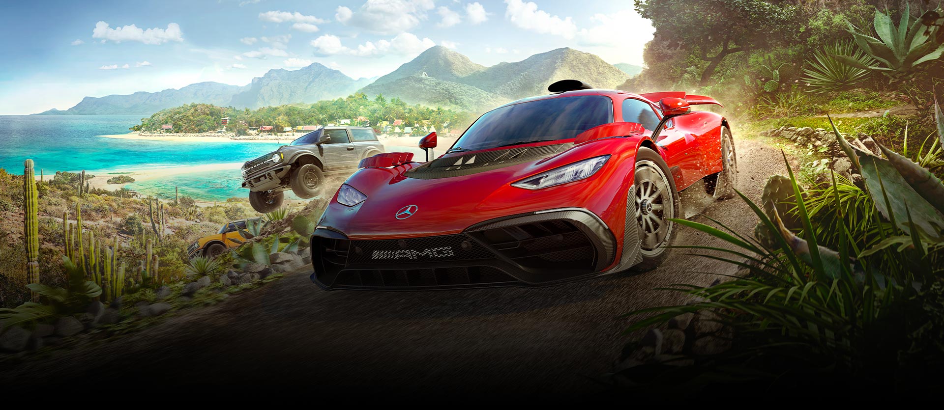Auto's uit Forza Horizon 5 rijden snel over een onverharde weg met water en veel planten.