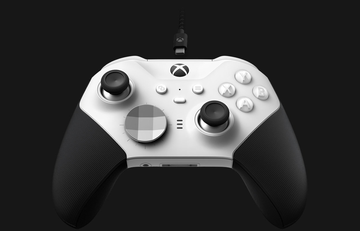 Xbox Elite 無線控制器 Series 2 – Core (白色) 的仰視圖，展示隨附的 USB-C 纜線連接到 USB 連接埠。