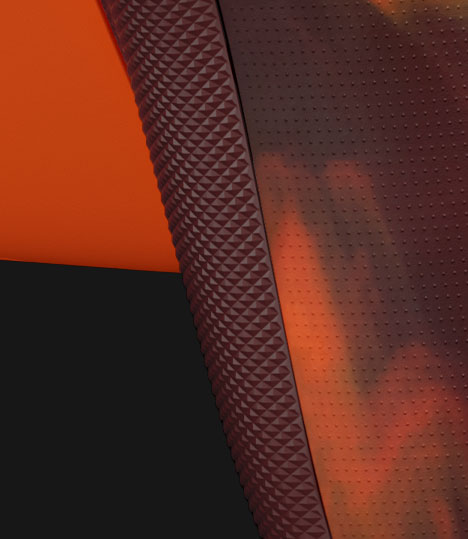 Die Nahaufnahme der Rückseite des Xbox Wireless Controller – Fire Vapor Special Edition zeigt die gummierten, roten Griffe mit Rautenmuster auf der Rückseite des Controllers.
