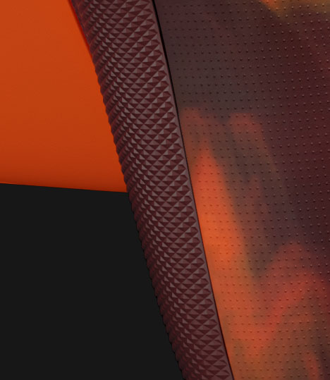 Primer plano de la parte posterior del Mando inalámbrico Xbox: Fire Vapor Special Edition que muestra los agarres texturizados de color rojo con patrón de diamantes en la funda posterior.