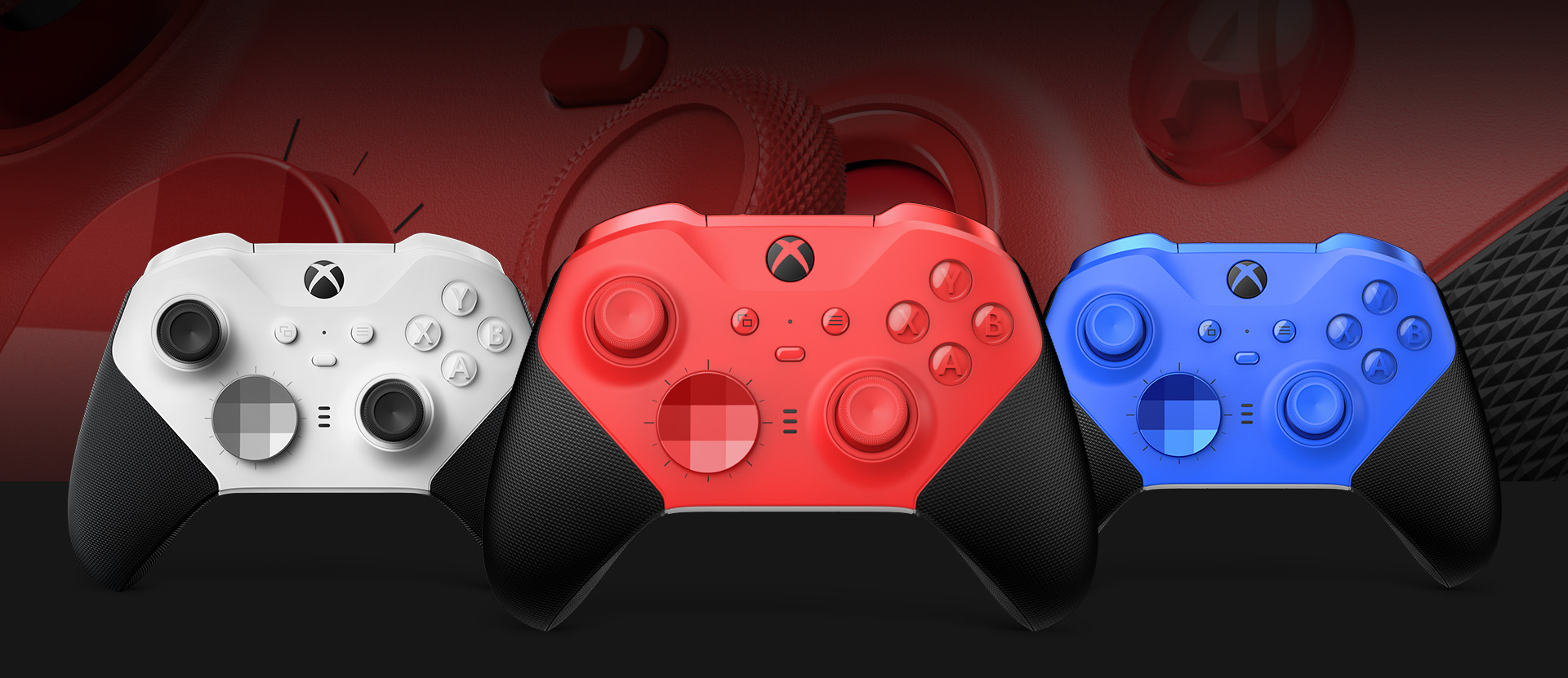 Az Xbox Elite Series 2 – Core (piros) vezeték nélküli kontroller elölnézete, mellette megjelenített egyéb színlehetőségekkel. A háttérben a kontroller karjainak és textúrázott markolatának közelképe figyelhető meg.