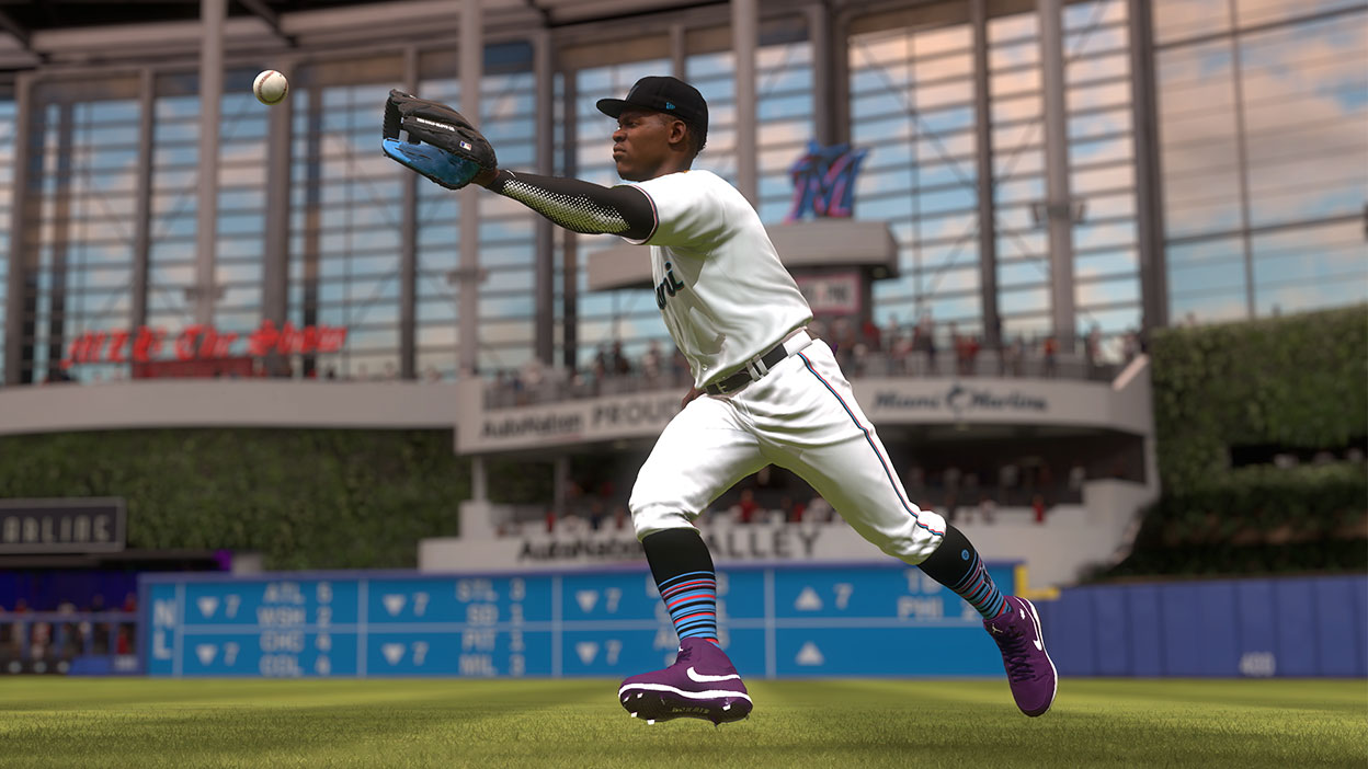 Miami Marlins oyuncusu, beyzbol topunu yakalamak için koşuyor.