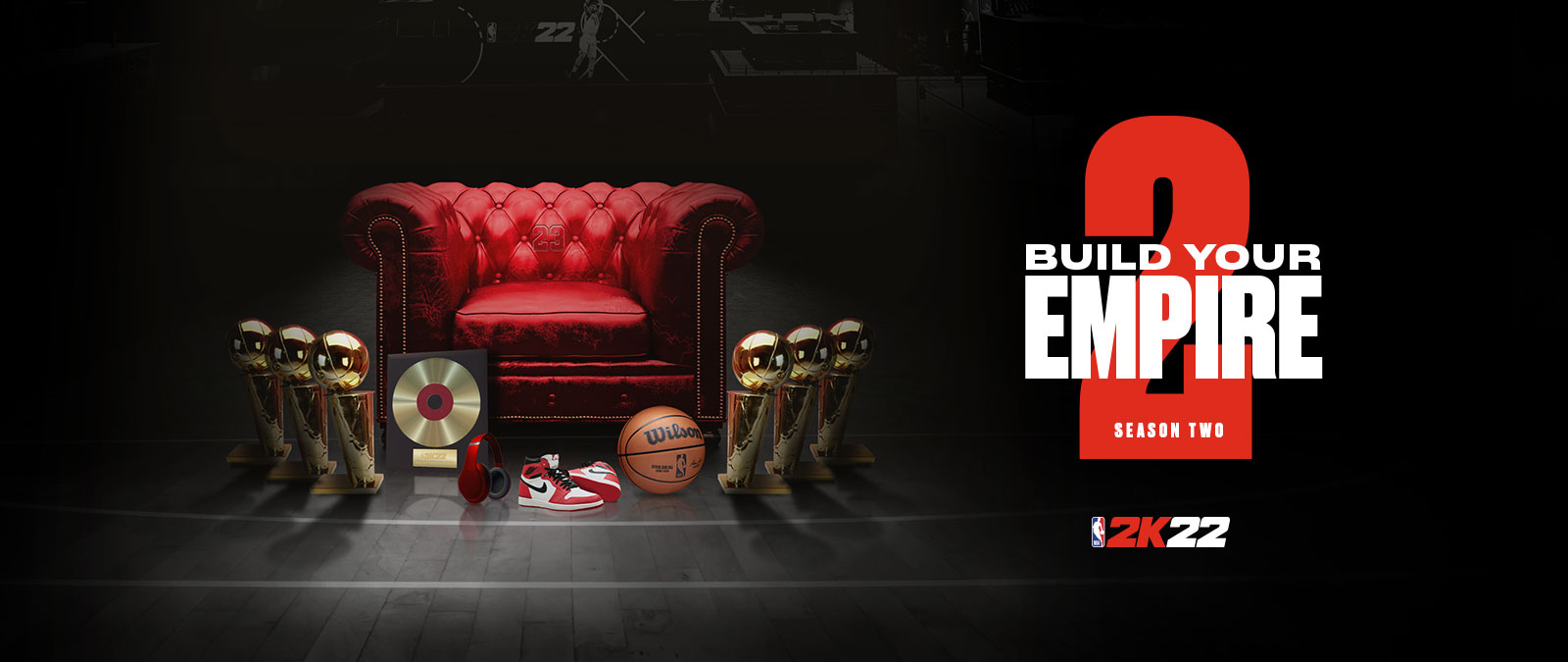Baue dein Imperium in Season 2 von NBA 2k22 auf: Mehrere Trophäen stehen um einen roten Ledersessel herum.