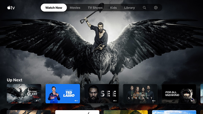 Fernsehbildschirm mit der Apple TV-Benutzeroberfläche mit mehreren Filmen und TV-Shows.