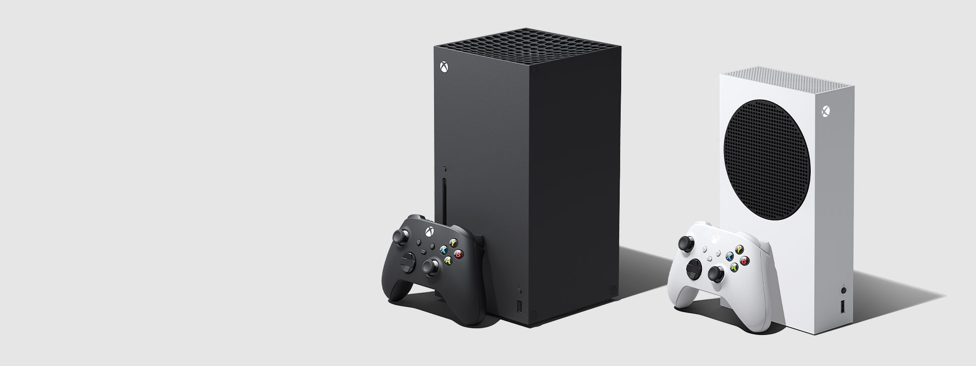  Xbox Series X con controller nero per Xbox e Xbox Series S con controller bianco per Xbox in posizione verticale
