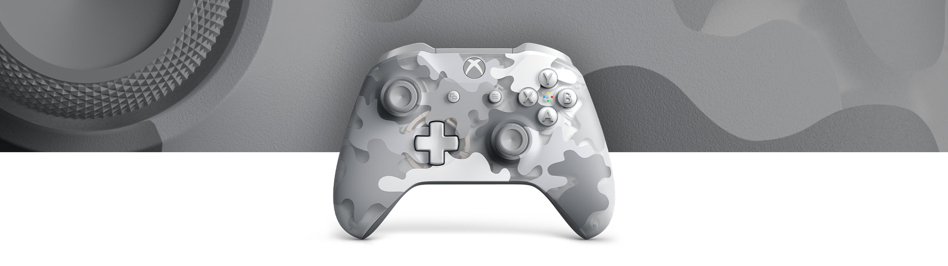 Xbox 无线控制器 - 雪地迷彩特别版正面图，半透明迷彩图案的特写镜头。