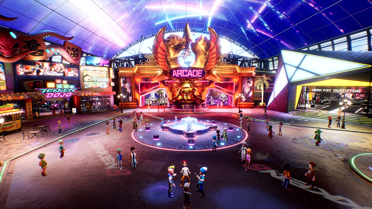 Une grande salle d’arcade avec une fontaine en son centre et des bâtiments pour Tekken Dojo et Iron Fist Outfitters.