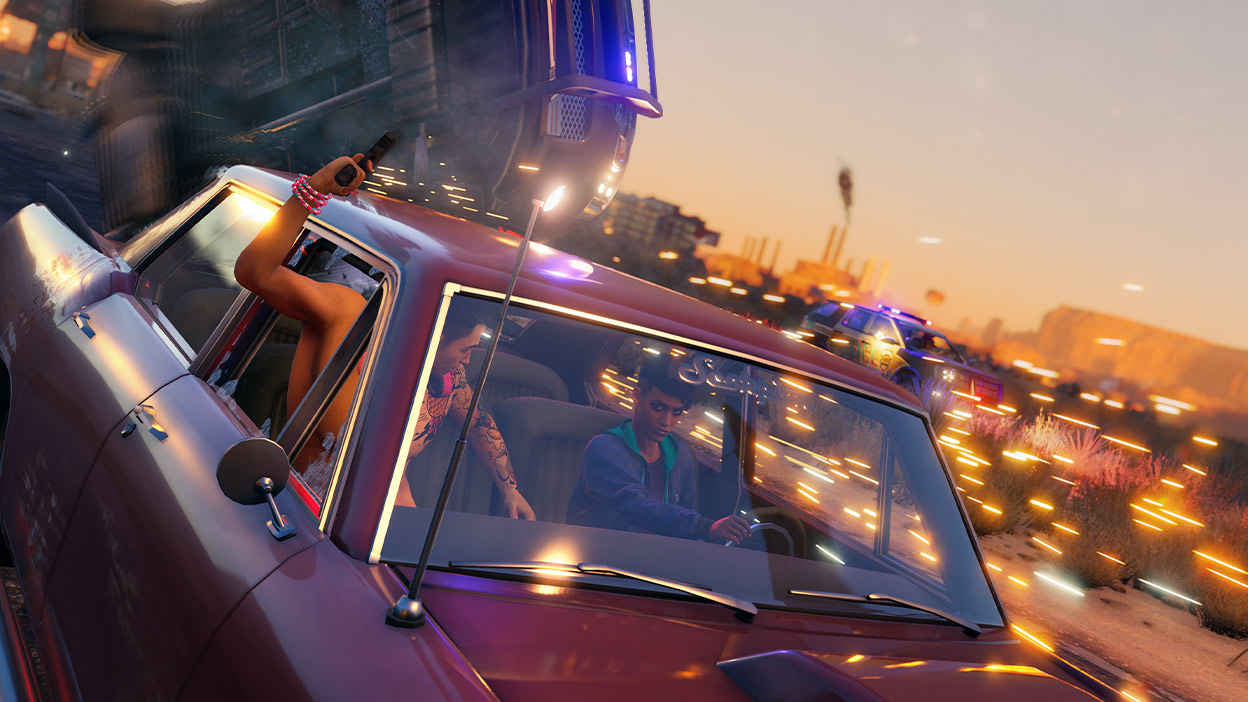 Dois personagens fogem da polícia em um muscle car.