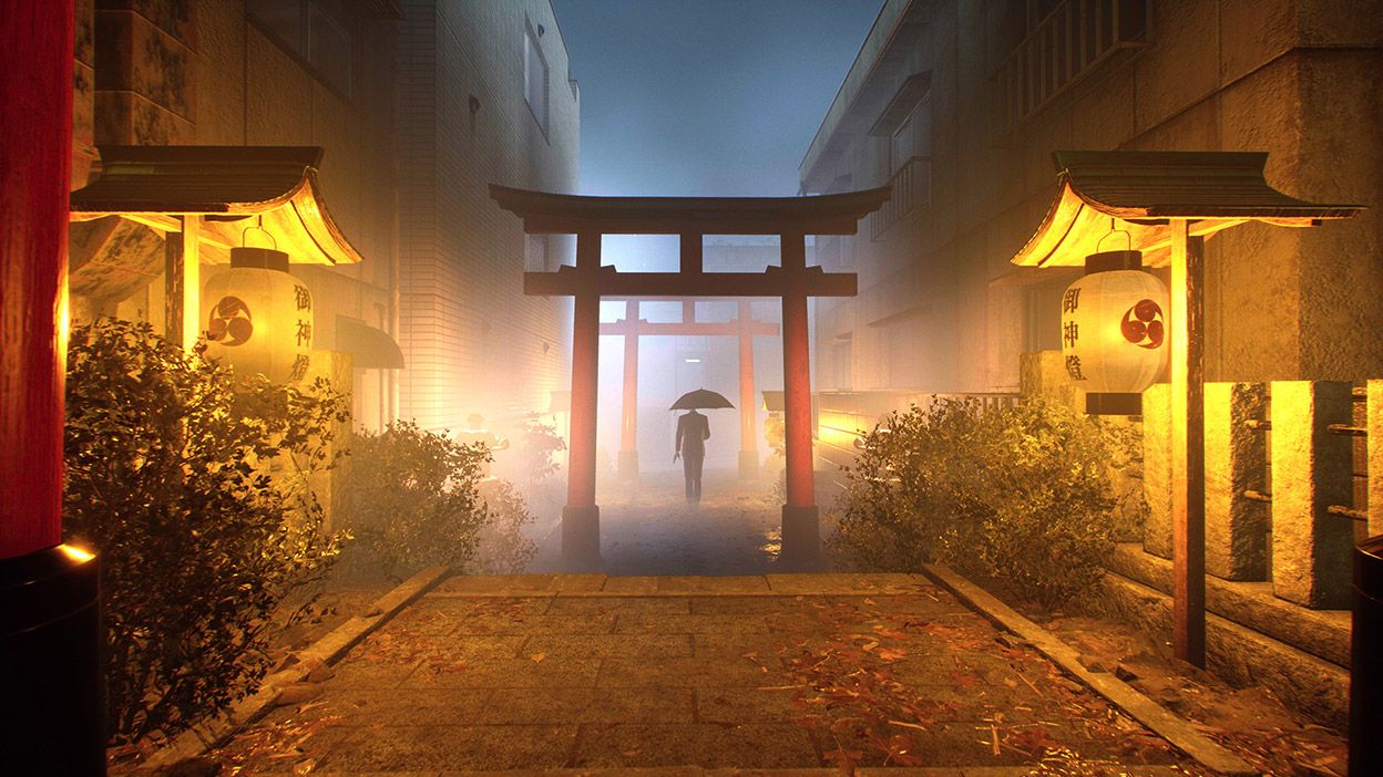 Eine schemenhafte Gestalt mit einem Regenschirm in der Hand geht unter einem Torii durch den Nebel.