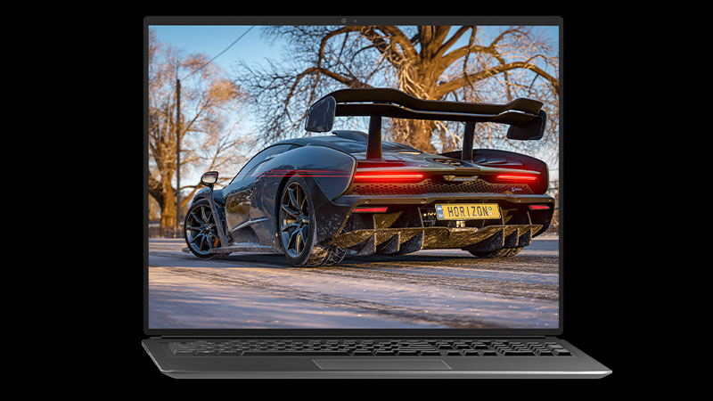 显示雪中的 Forza Horizon 4 超级汽车的笔记本电脑