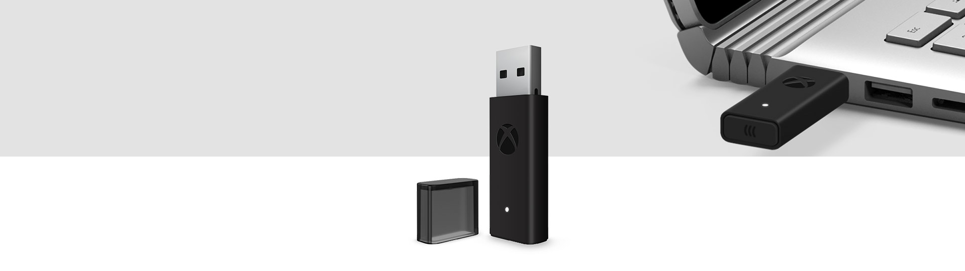 Ασύρματος προσαρμογέας χειριστηρίων Xbox για Windows 10 με συνδεδεμένο ασύρματο προσαρμογέα Xbox σε θύρα USB ενός φορητού υπολογιστή στο φόντο
