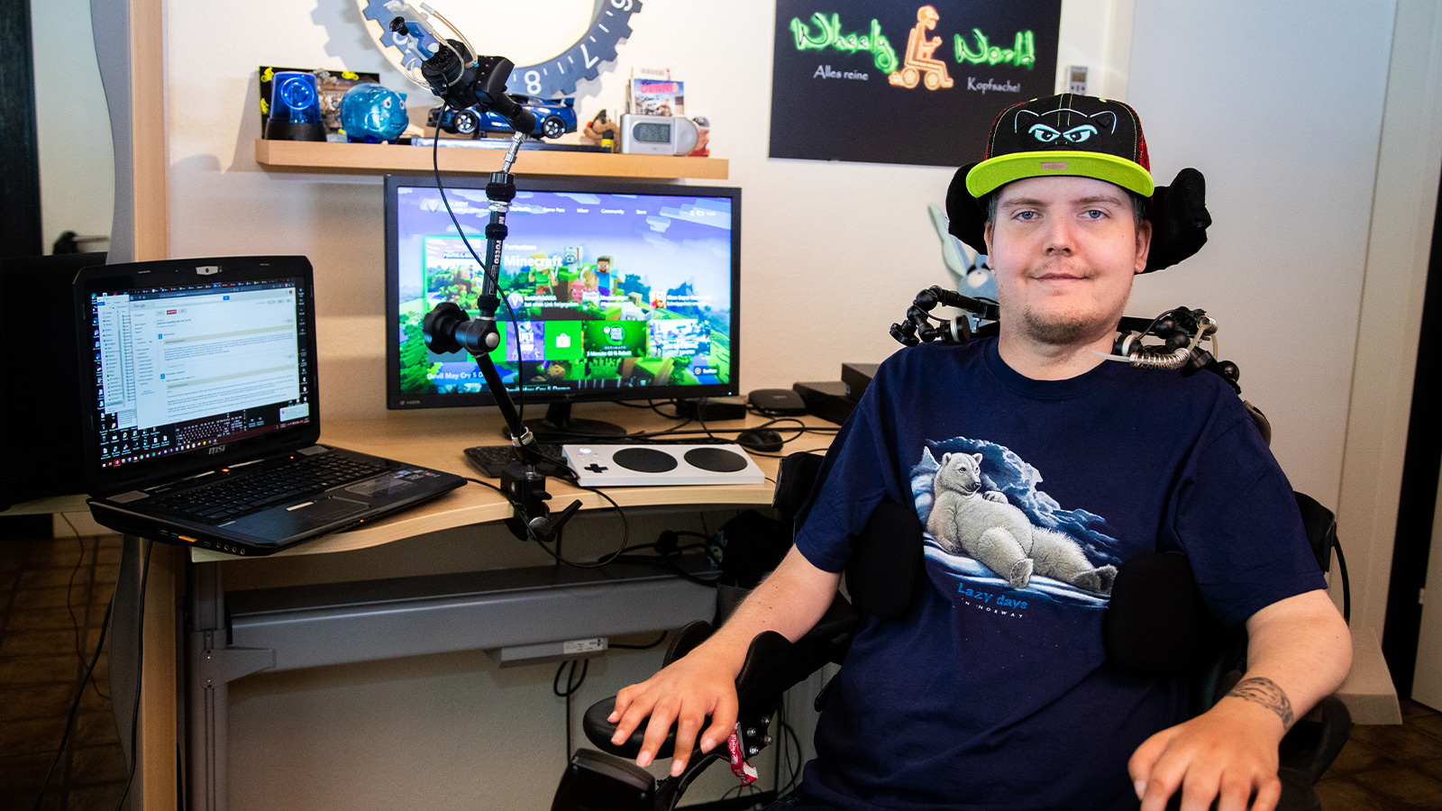 Xbox-Gamer vor seinem benutzerdefinierten Gaming-Setup mit Xbox Adaptive Controller