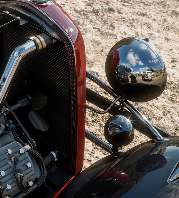 Forza Horizon 5. La parte trasera de un título cromado refleja el mundo del juego a su alrededor, mostrando el trazado de rayos DirectX.