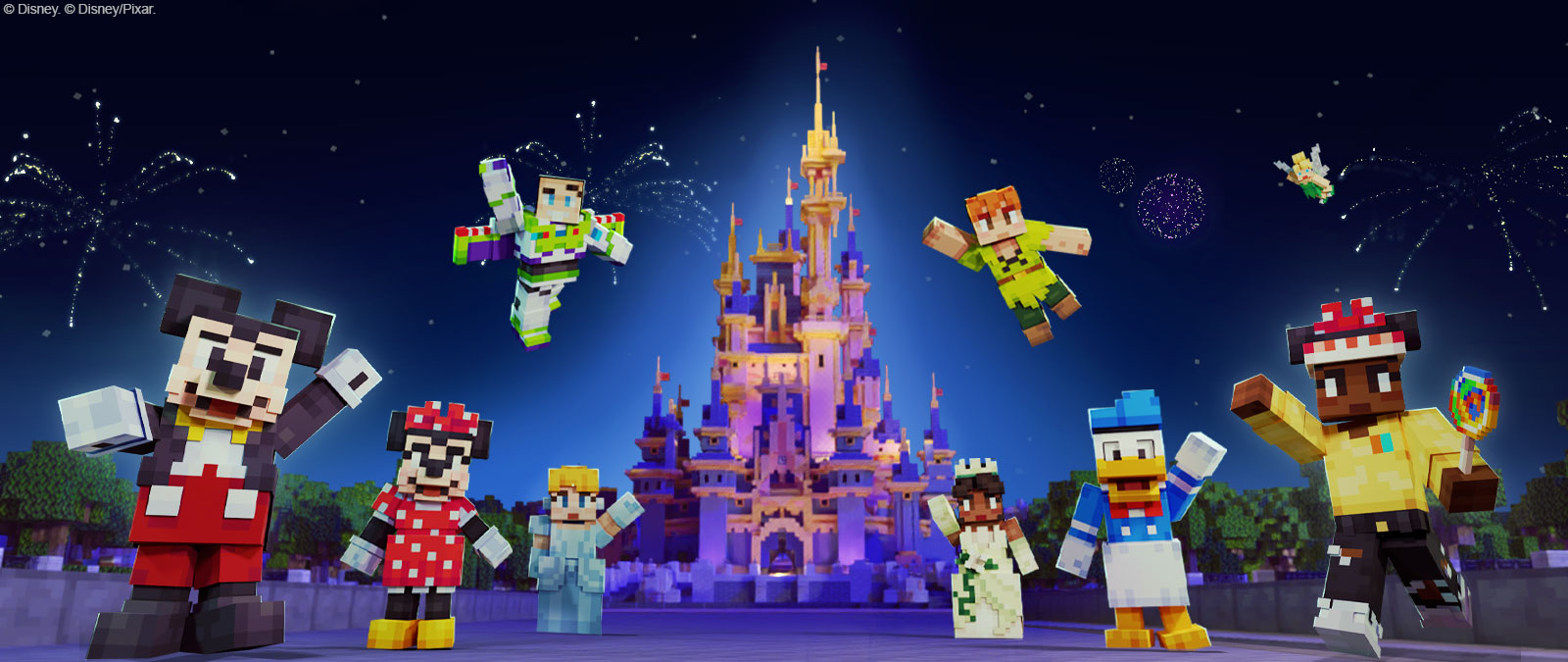 Mickey Mouse, Minnie Mouse, Buzz Lightyear, Cinderella, Peter Pan, Tiana, Donald Duck, Tinkerbell ve Minecraft tarzında başka bir karakter Disney kalesinin önünde duruyor