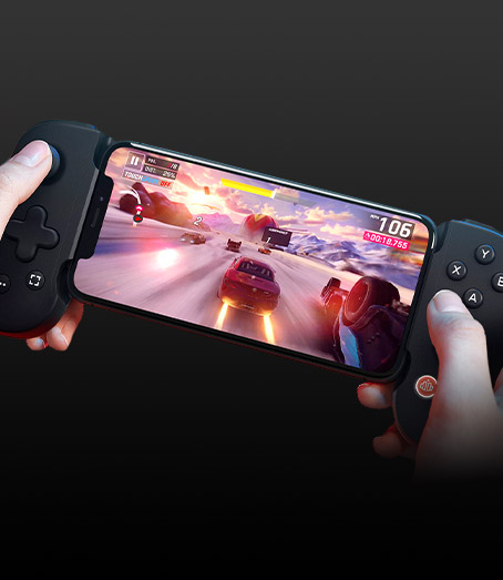 Iemand die een racegame speelt op zijn iPhone met behulp van de Backbone One-controller