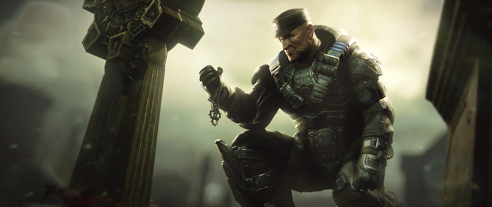 A Gears 5 egyik karaktere letérdel, miközben egy nyakláncot tart a kezében.