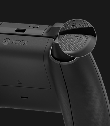Az Xbox vezeték nélküli kontroller hátsó nézete a markolat felületéről készült közeli képpel