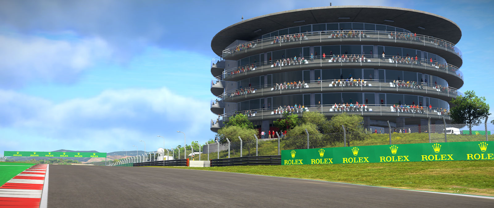 Autódromo de Portimão com um prédio com muitas pessoas nas varandas acima de um muro patrocinado pela Rolex