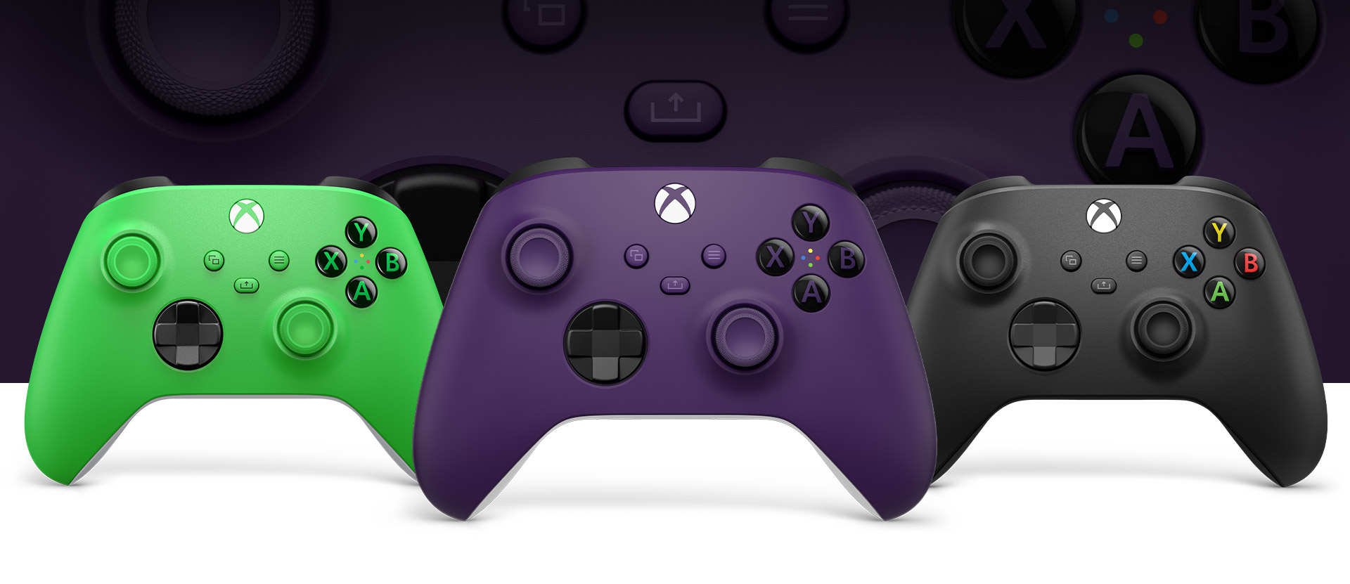 Control Xbox en púrpura delante, con un mando de color verde a la izquierda y un control de color negro carbón a la derecha