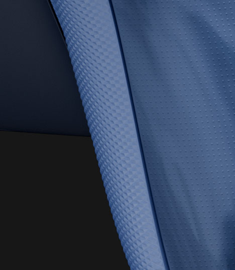 Close da parte traseira do Controle Sem Fio Xbox – Stormcloud Vapor Special Edition mostrando os punhos em padrão diamante azul emborrachado no revestimento traseiro.
