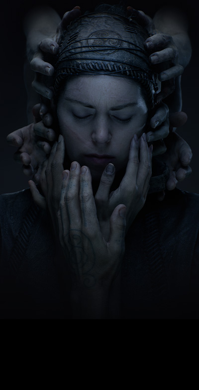 Hellblade 2, una donna con abiti in pelle cuciti a mano chiude gli occhi nel buio mentre delle mani si allungano per toccarle il viso.