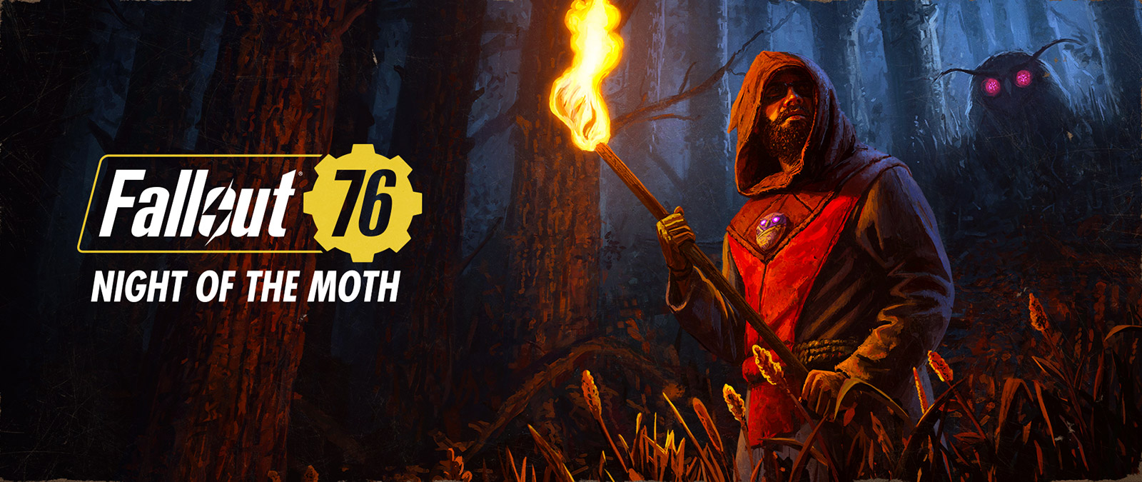 Fallout 76, Night of the Moth, Kapüşonlu bir adam, elinde yanan meşaleyle kasvetli ormanda etrafı kolaçan ederken, omzunun üzerinde güve şeklinde büyük bir gölge beliriyor