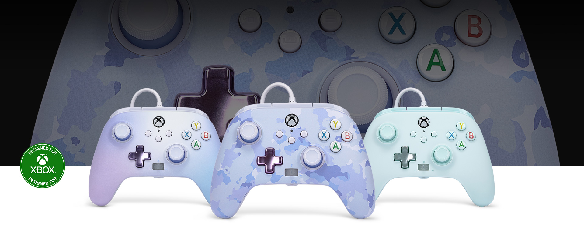 Logo Conçu pour Xbox, manette camouflage violet à l’avant de manettes rêve pastel et bleu barbe à papa à côté