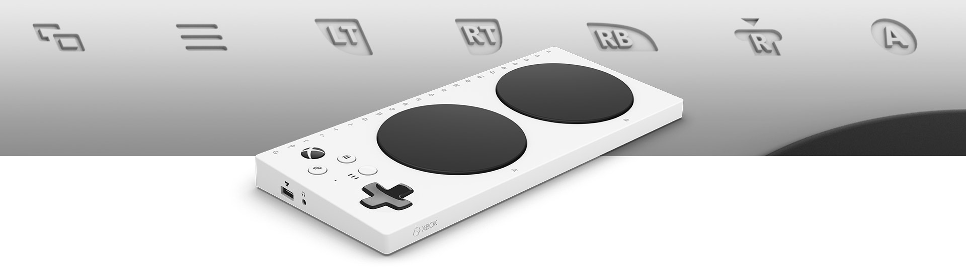 Vue latérale d’une Xbox Adaptive Controller et des ports sur la manette