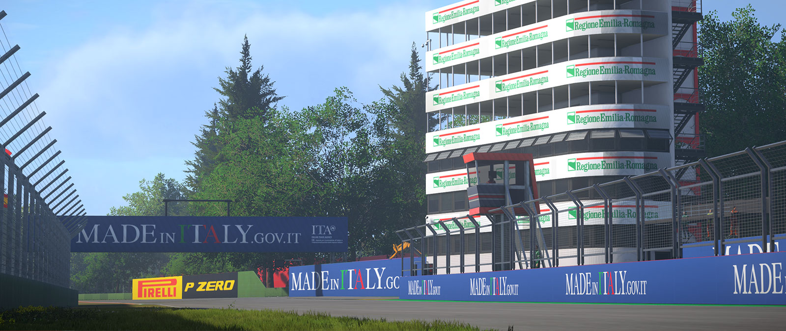 Autódromo de Imola con un edificio con muchos balcones sobre un muro de ”patrocinado por Made In Italy”