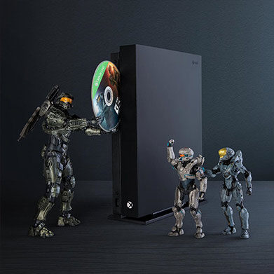 《Halo》人偶将《Halo》游戏光盘插入 Xbox One