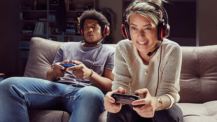 Zwei Personen, die Xbox -Controller halten, spielen zusammen Multiplayer -Spiele zusammen