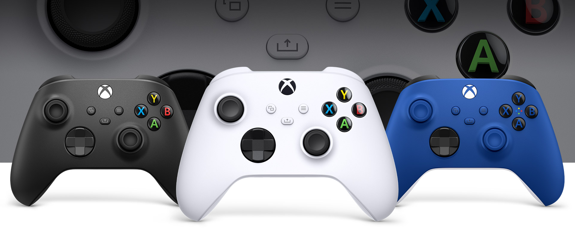 Controle Xbox Robot White na frente com Carbon Black à esquerda e Shock Blue à direita