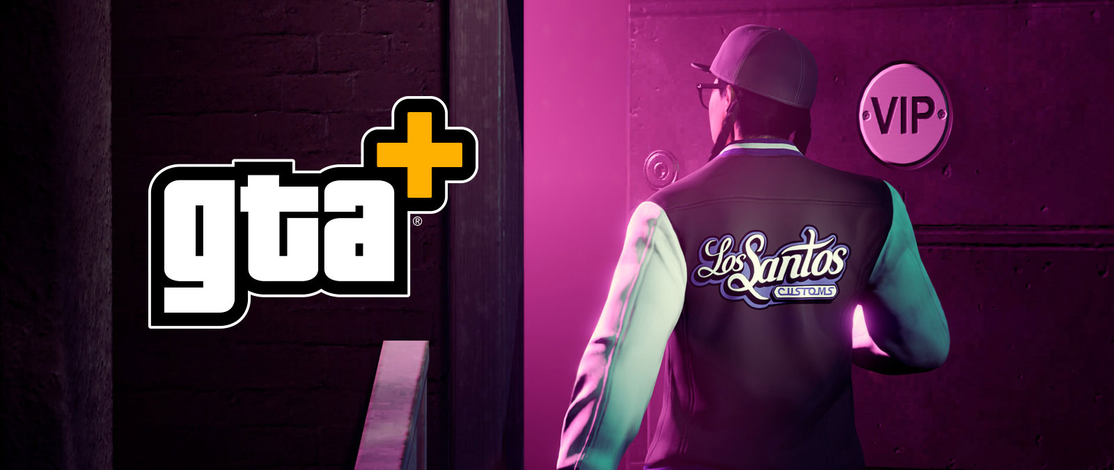 Logotipo de GTA+, personagem entrando em uma sala VIP com uma jaqueta da Los Santos Customs