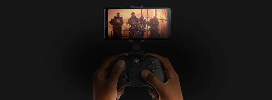 Gears of War 5 を表示した携帯電話とコントローラー