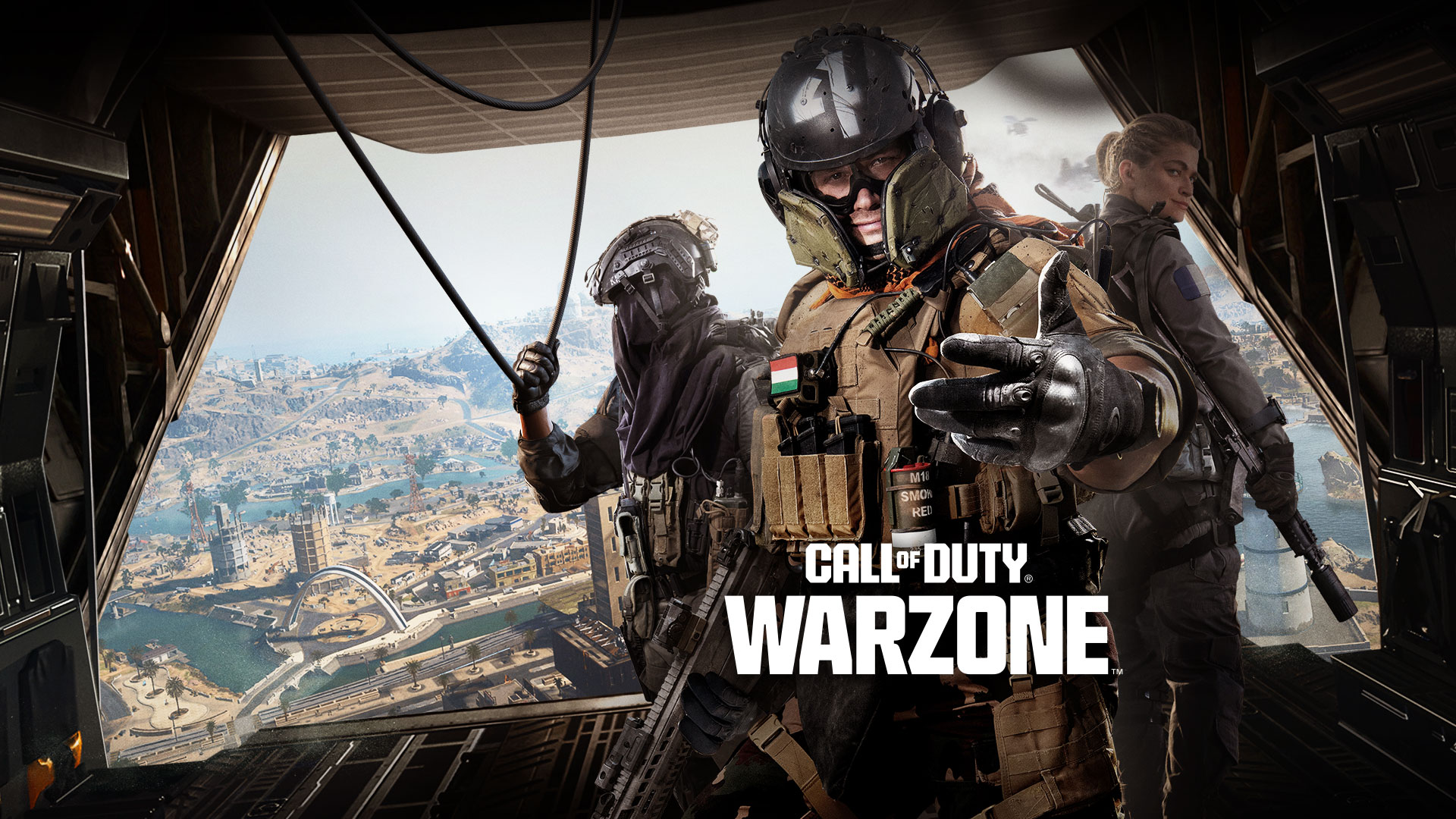 Call of Duty Warzone: de pie en la parte trasera de un avión de transporte, tres operadores se acercan para invitarte a unirte a la acción.