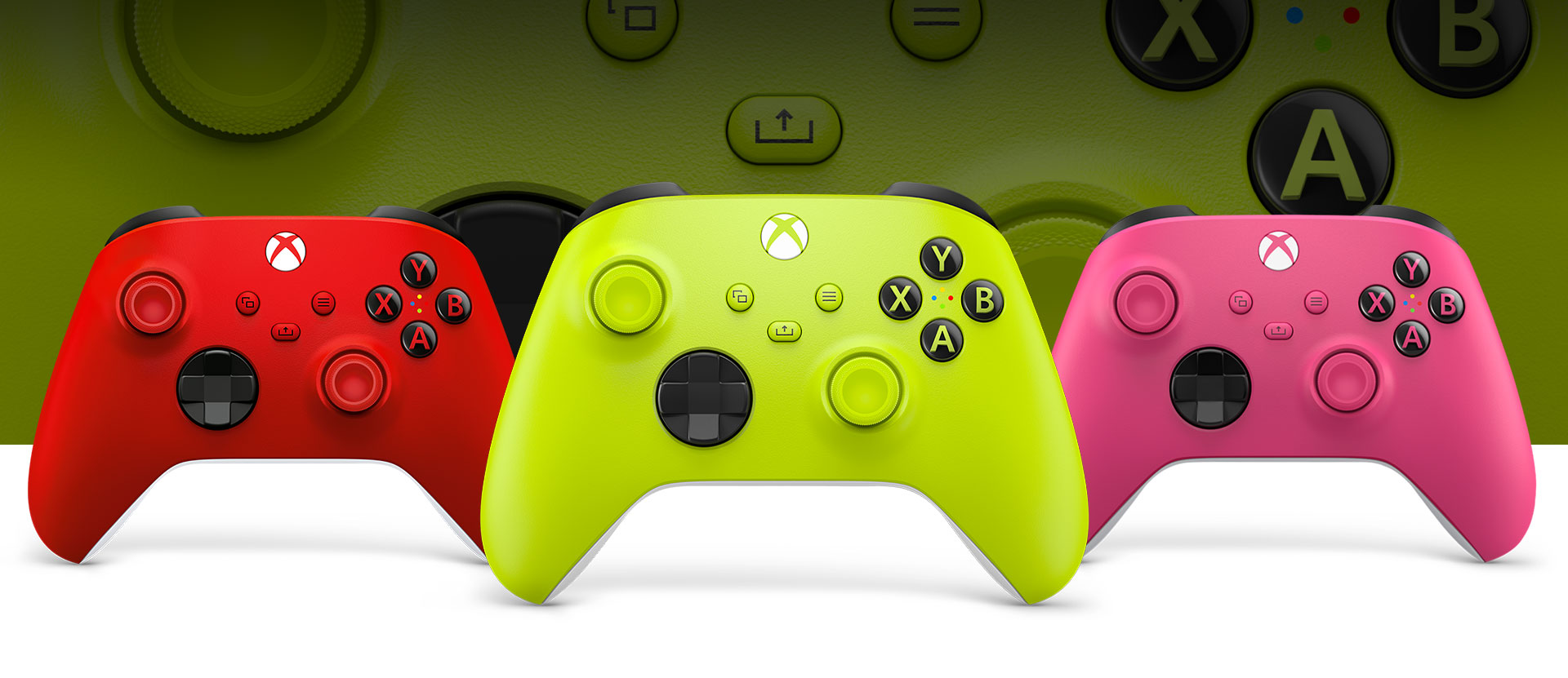 Langaton Electric Volt -värinen Xbox-ohjain edessä, Pulse Red -ohjain vasemmalla ja vaaleanpunainen ohjain oikealla